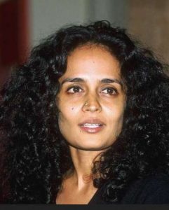 escritora Arundhati Roy